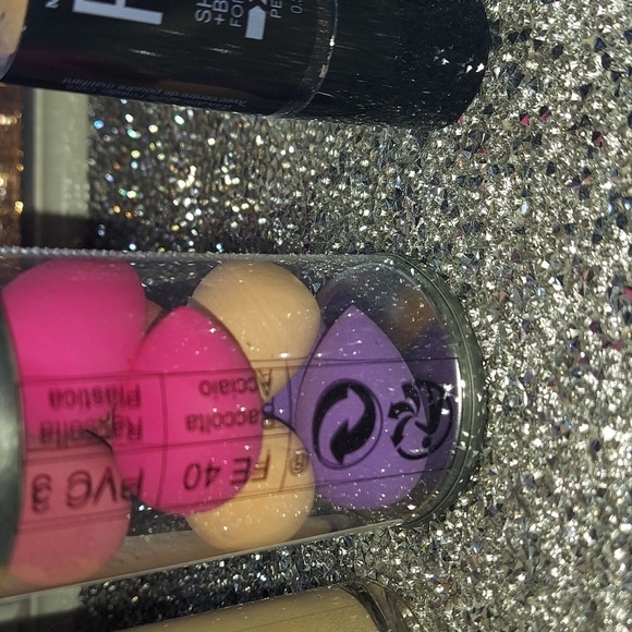 3 bundle products, 2 foundations and sponges - Picture 6 of 12